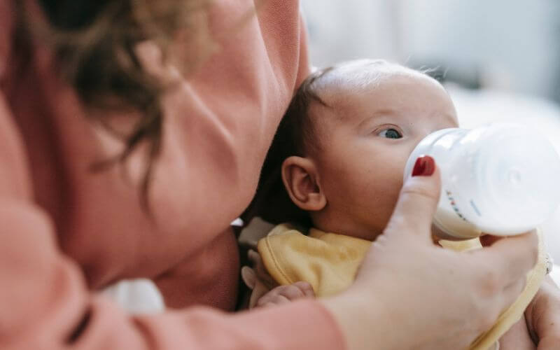 maman qui tire son lait pour son bébé