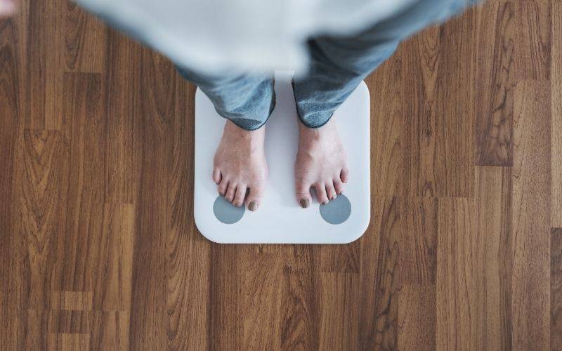 femme sur la balance