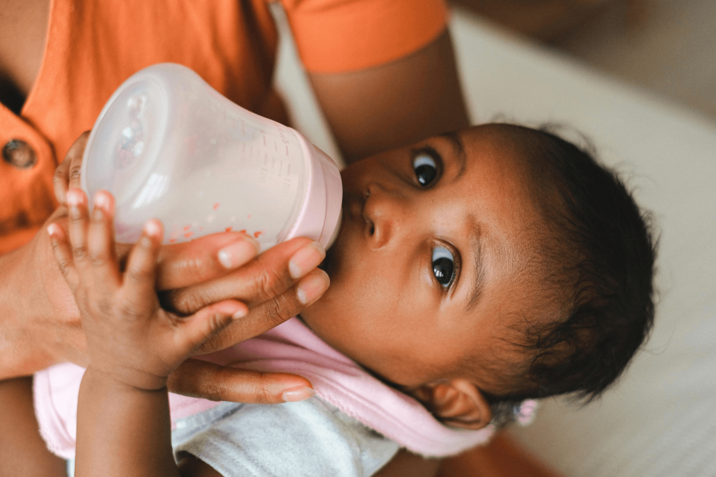 Baby wird mit Flasche gestillt