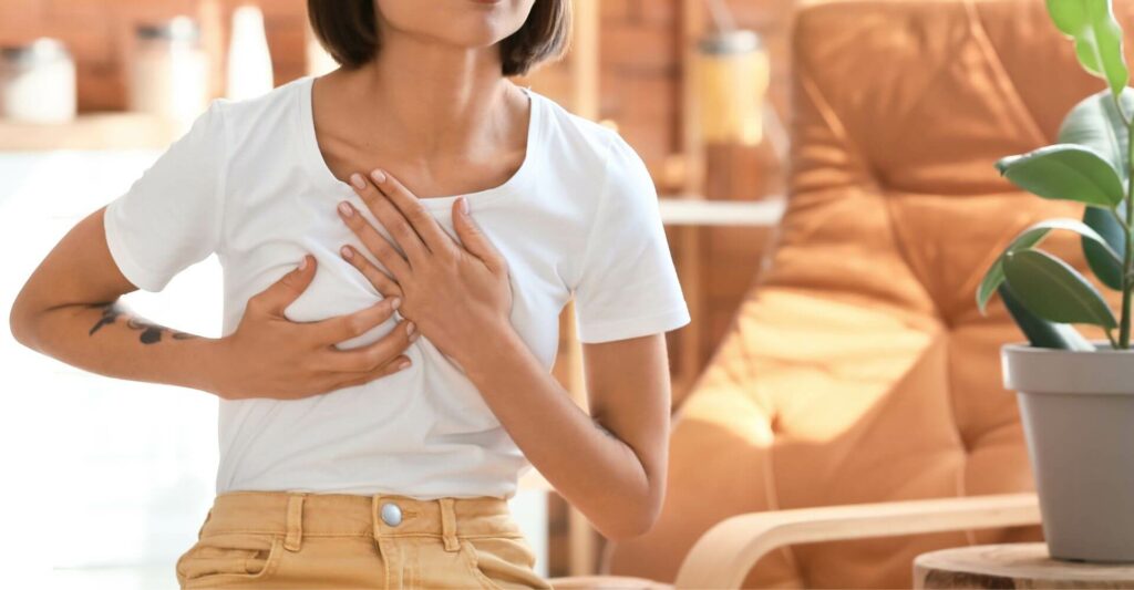 femme souffrant de douleurs au sein à cause d'un engorgement ou d'une mastite